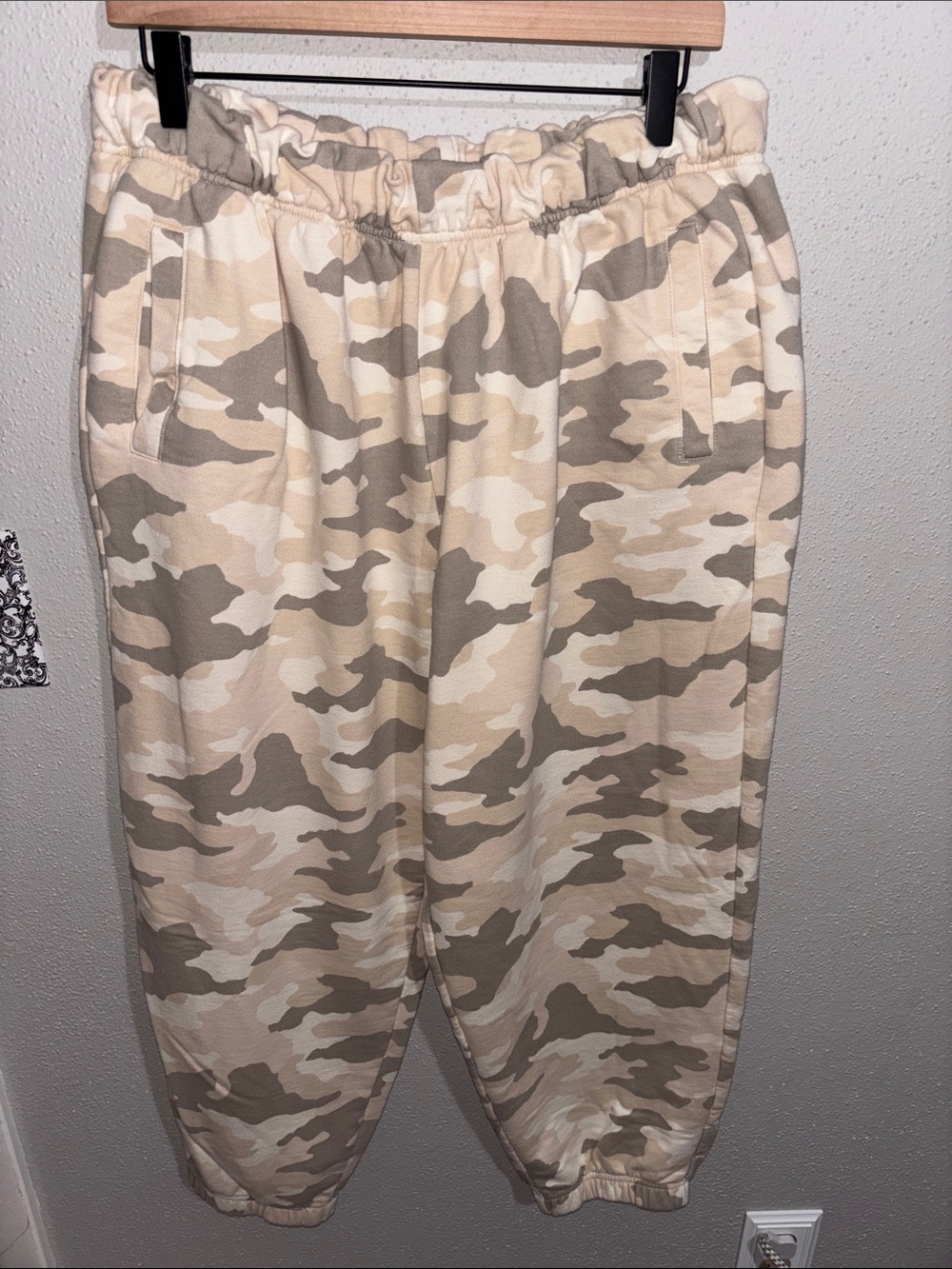 Aerie Jet Setter Jogger - Neutral Camo (size Large)